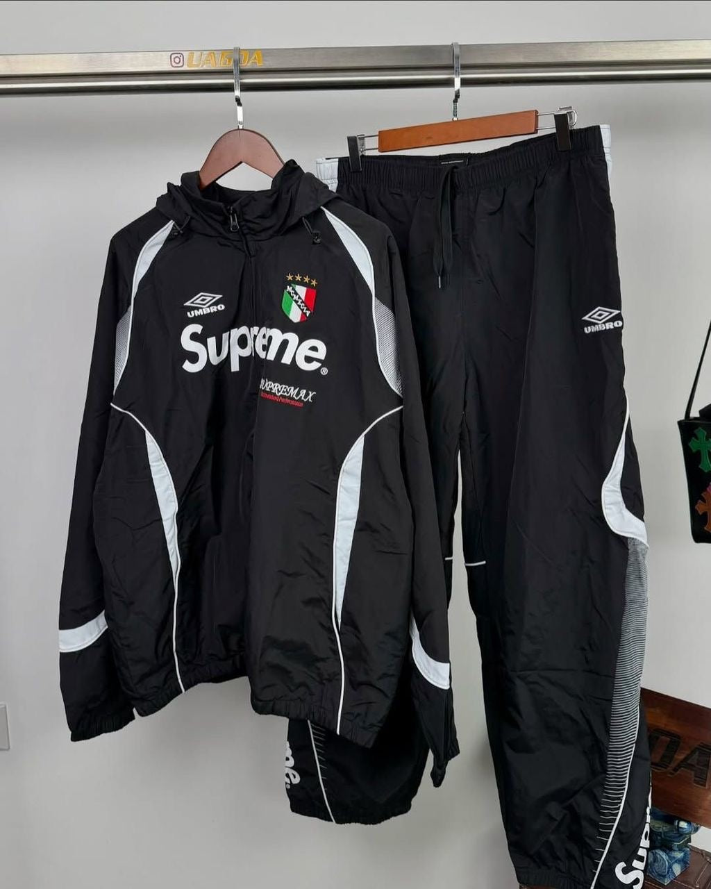 vêtements streetwear, sneakers, nouvelle collection hiver, etc.)